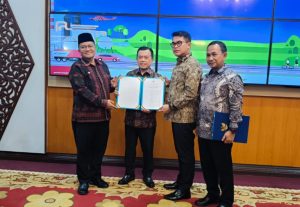 Gubernur Al Haris, Disaksikan Walikota Maulana Serahkan SK Penetapan Lokasi dan Buffer Zone Fuel Terminal Jambi ke Pertamina