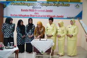Hj. Hesti Haris dan IAD Wilayah Jambi Tanda Tangani Kerja Sama Program PARENTING CLASS