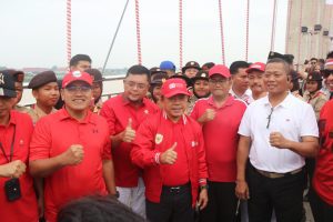 Sejarah Baru! Gubernur Al Haris Raih Rekor MURI Lewat Pengibaran Ribuan Merah Putih di Jembatan Gentala Arasy