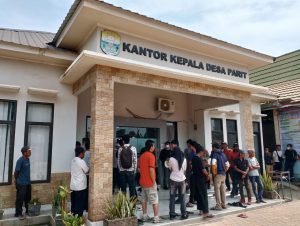 10 Tahun Dana Desa Dipertanyakan! Kades dan BPD Desa Parit “Menghilang” Saat Didemo Warga